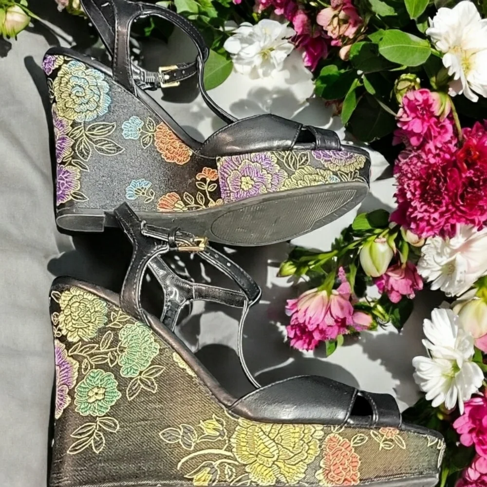 Guess woman's size 8 High heeled sandles